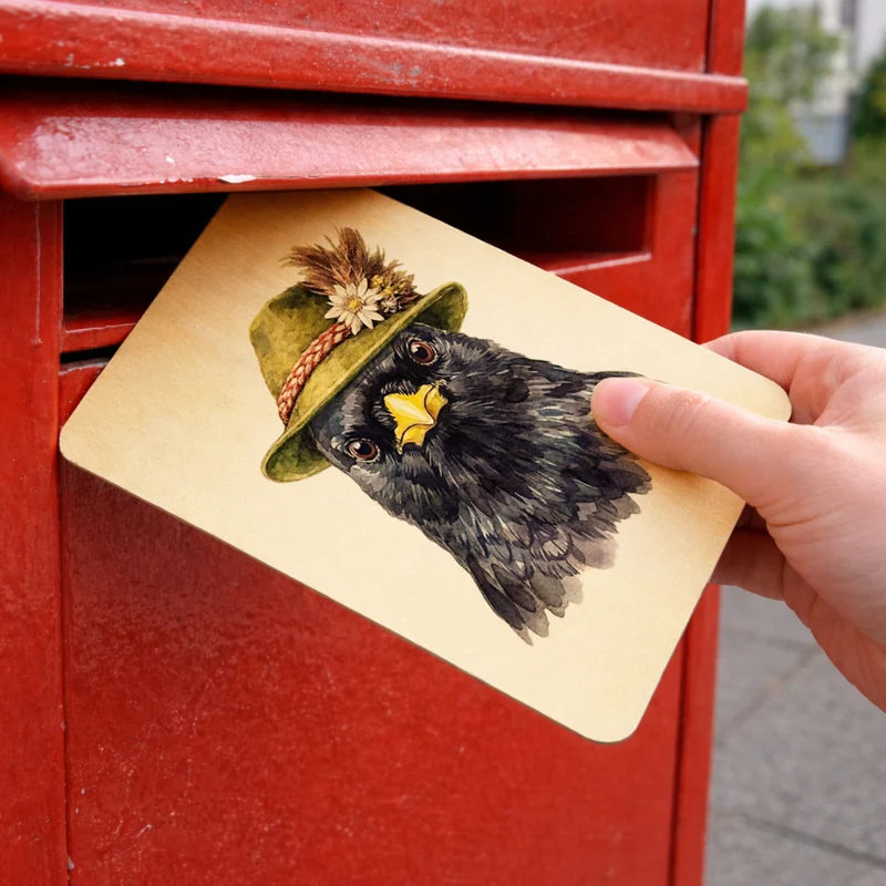 Alpendohle mit alpenländischem Trachtenhut Postkarte aus Holz
