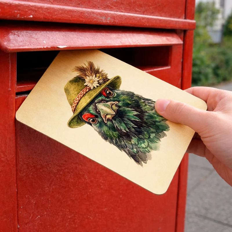 Auerhuhn mit alpenländischem Trachtenhut Postkarte aus Holz