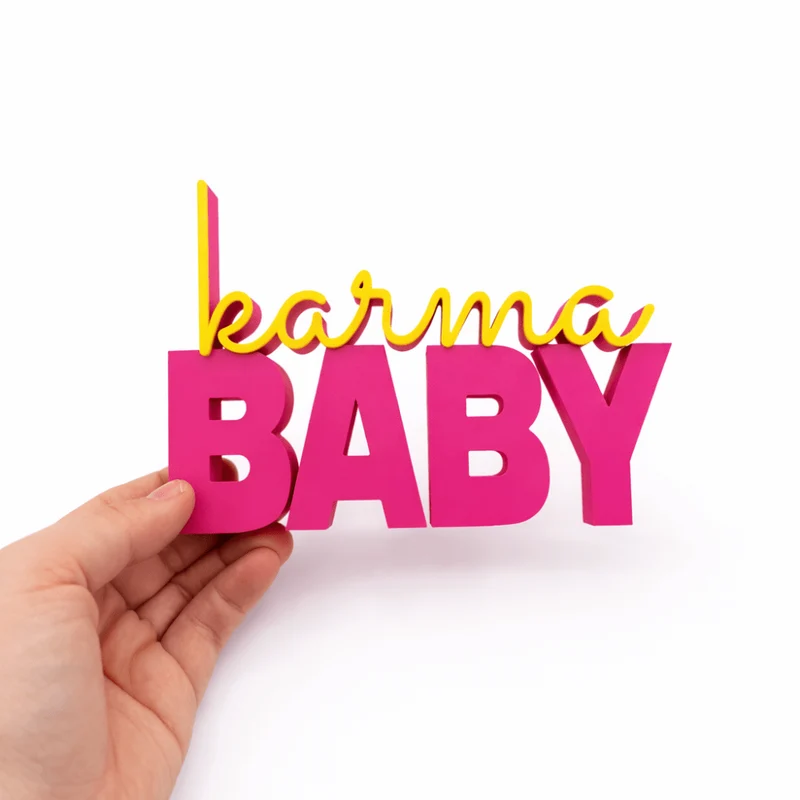 3D Drucker Schriftzug „Karma Baby“ – Pink-Gelb