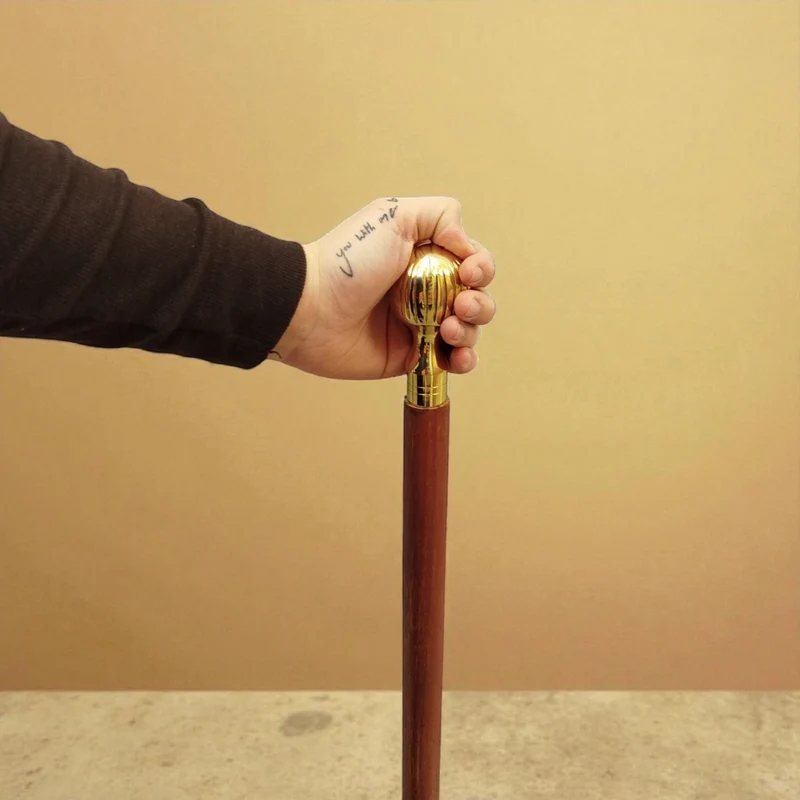 Gerillter Kugelknauf Spazierstock aus Holz mit goldenem Griff aus Metall