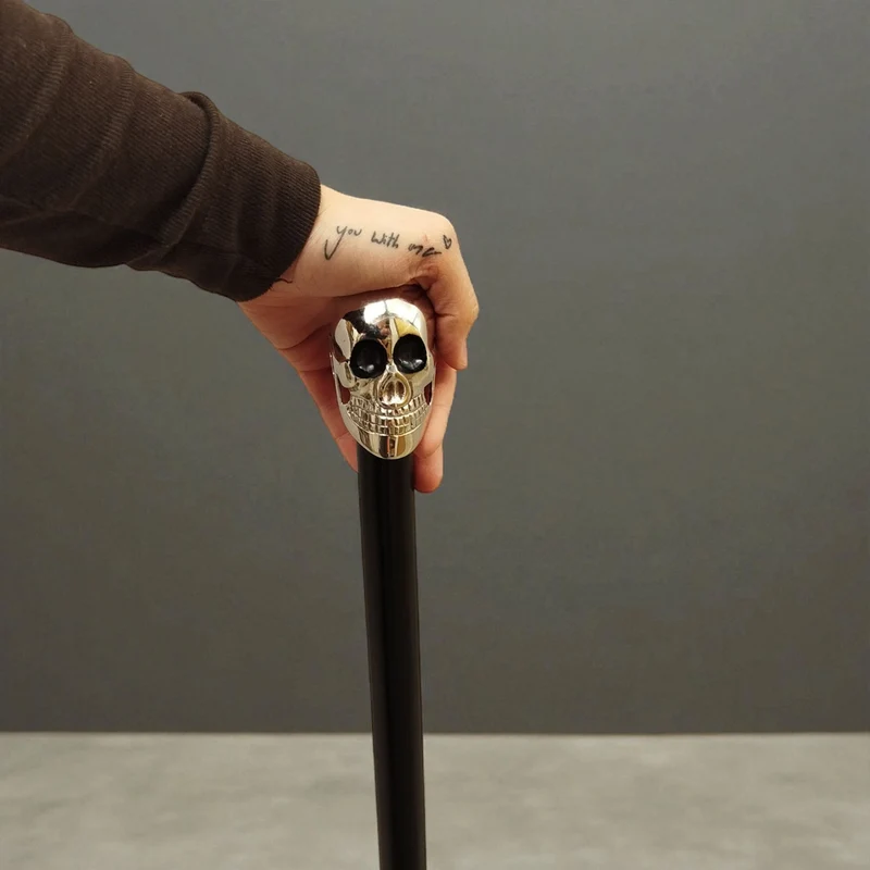 Totenkopf Spazierstock aus Holz mit silbernem Griff aus Metall