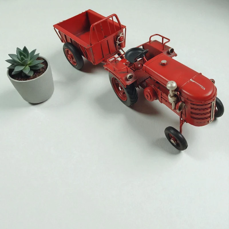 Traktor mit Anhänger Dekoartikel aus Metall in rot
