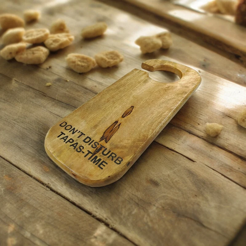 Tapas Time Schneidebrett im Design eines Türhängers aus Mangoholz