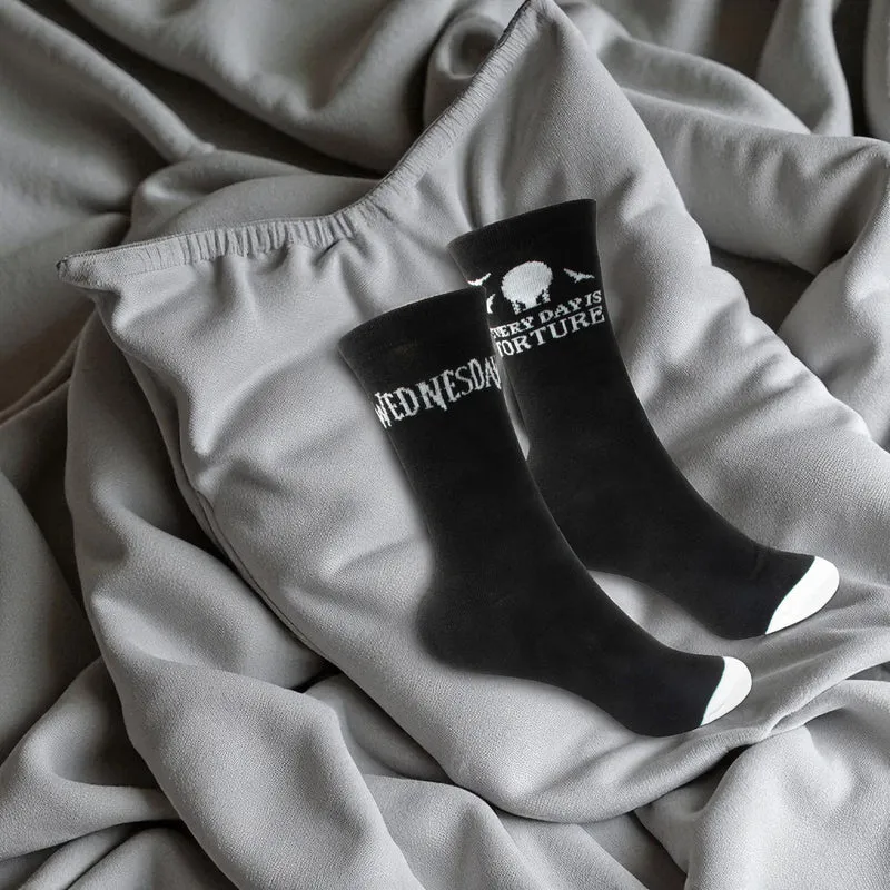Wednesday Addams Socken und Tasse Geschenkset