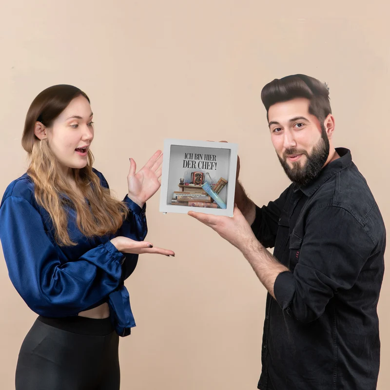 Hier ist der Dackel der Chef Spardose - Dackel auf Bürostuhl