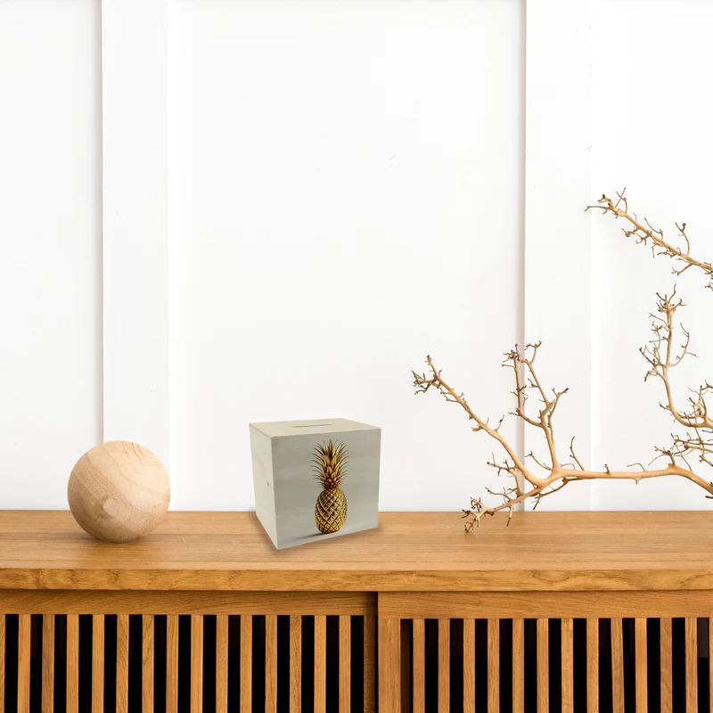 Goldene Ananas auf weißem Hintergrund Spardose