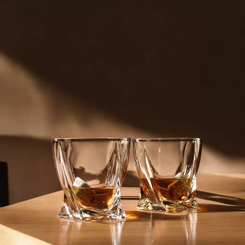 Verdrehte Whiskey Gläser im 2er-Set mit Eissteinen