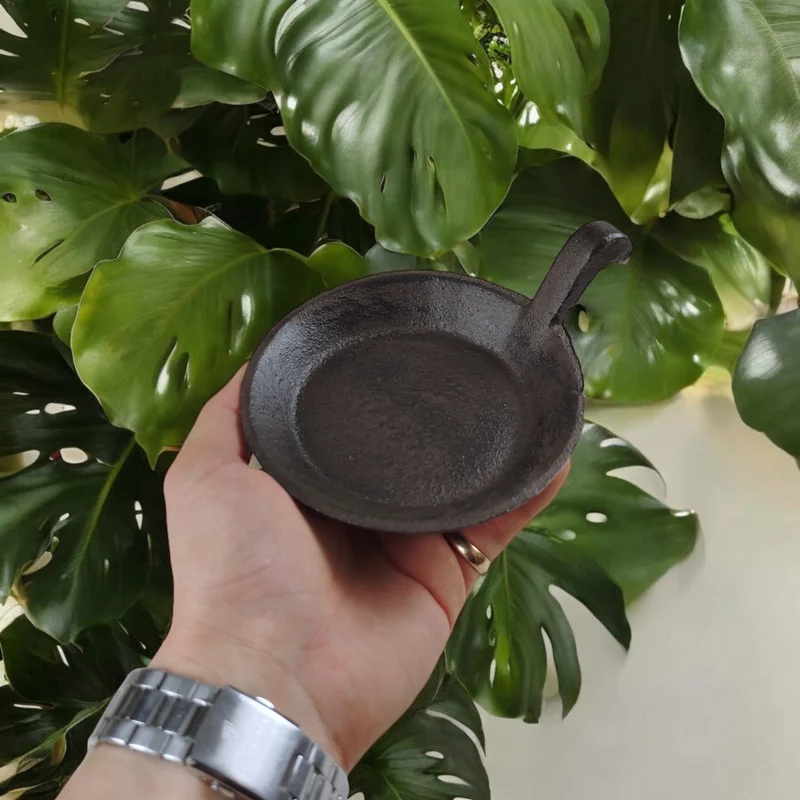 Kleine Pfanne Kerzenständer mit 8cm Standfläche - rustikale Tischdeko aus Gusseisen