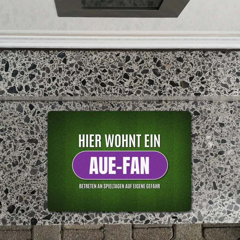 Hier wohnt ein Aue-Fan Fußmatte ohne Rand mit Rasen Motiv