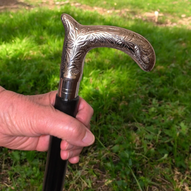 Klassischer Spazierstock aus Holz mit graviertem Griff aus Metall