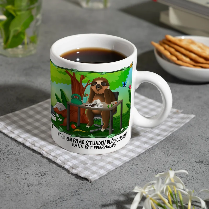 Kaffeebecher mit Faultier im Büro Dschungelmotiv und Spruch: Nur noch ein paar Stunden blöd ...