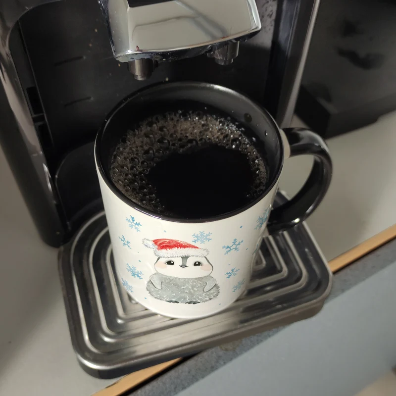 Pinguin mit Weihnachtsmütze Kaffeebecher