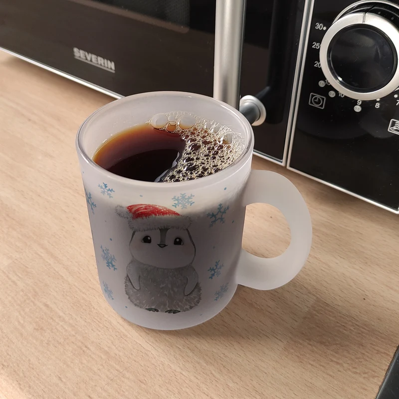 Pinguin mit Weihnachtsmütze Kaffeebecher