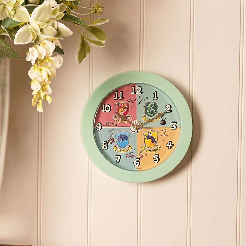 Harry Potter Charms Hauswappen Wanduhr mit Leuchtzahlen