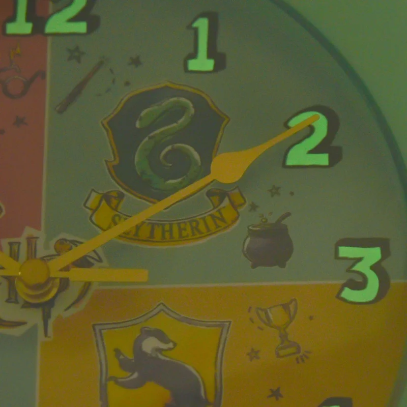 Harry Potter Charms Hauswappen Wanduhr mit Leuchtzahlen