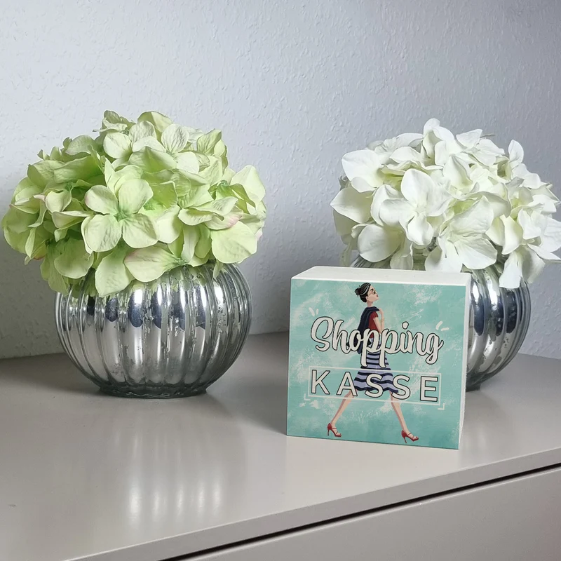 Spardose aus Keramik mit Diva Motiv vor blauem Hintergrund - Shopping Kasse