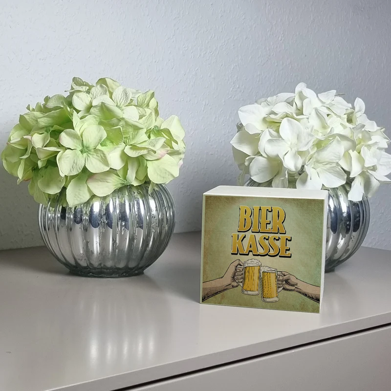 Bierkasse Spardose mit coolem retro Motiv - prostende Bierkrüge für die Hausbar