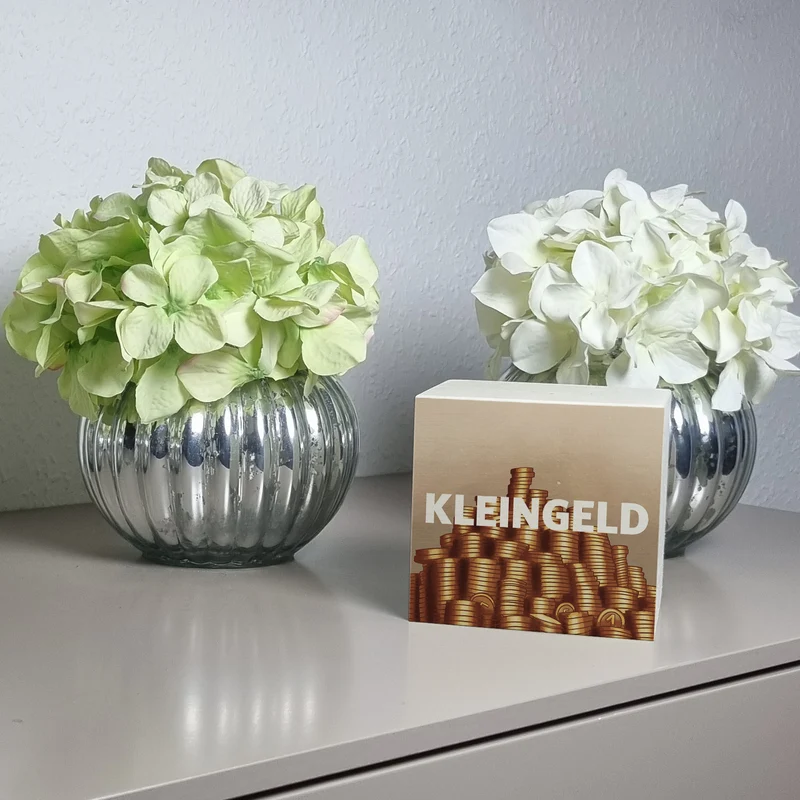 Kleingeld Spardose mit Geldhaufen aus Münzen