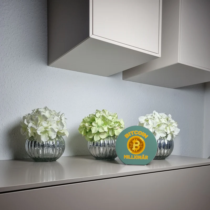 Bitcoin Millionär Spardose mit grünem Hintergrund und Kryptowährung