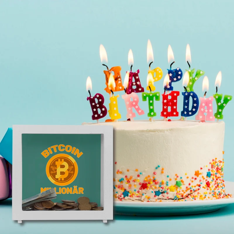 Bitcoin Millionär Spardose mit grünem Hintergrund und Kryptowährung