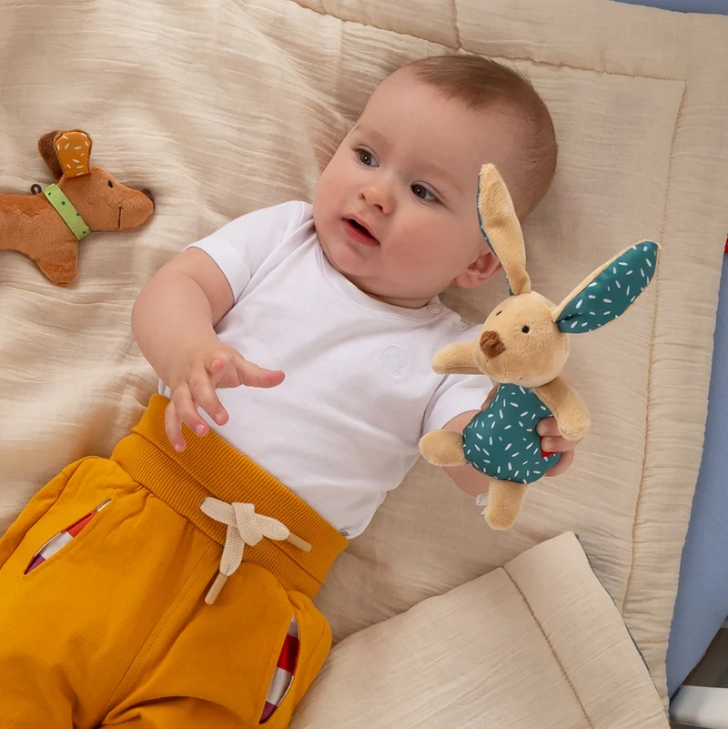 Greifling Hase Grün – Rassel für Babys ab 3 Monaten