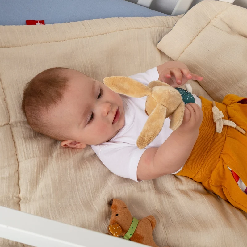 Greifling Hase Grün – Rassel für Babys ab 3 Monaten